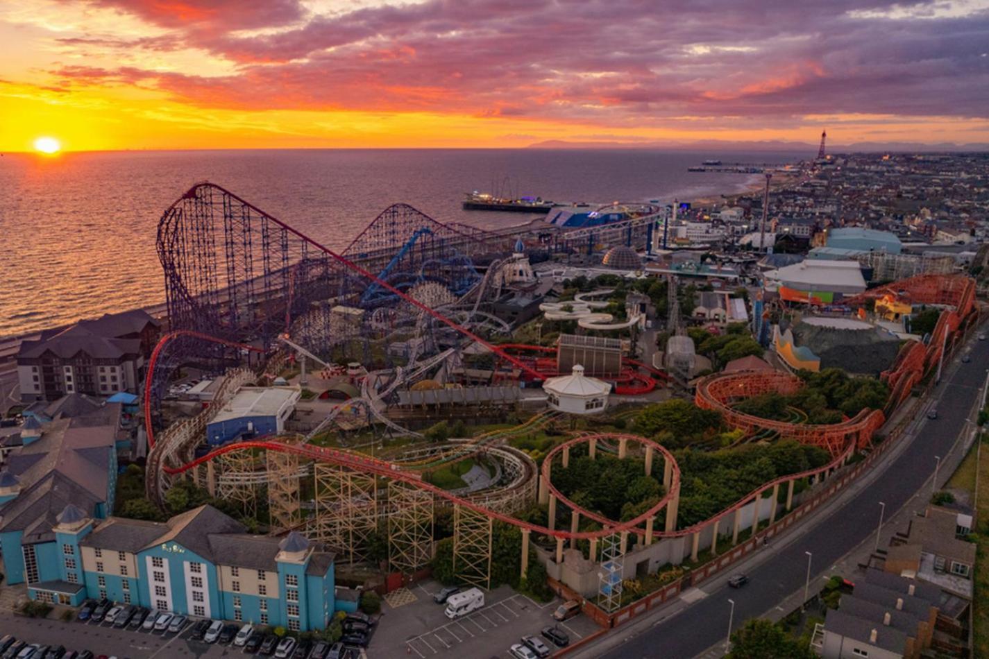 The Big Blue Hotel - Blackpool Pleasure Beach Exterior photo